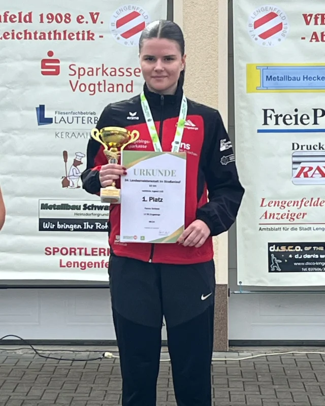 Landesmeistertitel über 10km für Hanna Schiwek in der U18 und in der Mannschaftswertung der weiblichen U14🥇

Bei den Landesmeisterschaften im Straßenlauf gewann Hanna Schiwek den Landesmeistertitel über die 10km in einer tollen Zeit von 48:11 Minuten 💪🏼🏆.
Maja Linke, Magdalena Müller und Luisa Stütz holten sich die Goldmedaille in der Mannschaftswertung der U14. Für sie war es zum Teil die Premiere auf der 5-Kilometer-Strecke 🏃🏻‍♀️🏃🏻‍♀️🏃🏻‍♀️.

Am 03.05 startet die Sommersaison auf der Bahn mit den Kreismeisterschaften Mehrkampf, den Regionalmeisterschaften Mehrkampf und der Landesmeisterschaft Block🏃🏻‍♀️🏃🏻‍♂️💪🏼.