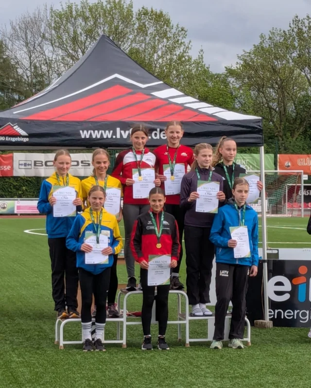 Rückblick der Regionalmeisterschaften und offenen Kreismeisterschaften Mehrkampf in Stollberg

1: Gold in der Mannschaftswertung der weiblichen U14🥇
2: Gerrit Rische mit Platz 4 und Normerfüllung in der M13💪🏼
3: Amelie Seidel mit einer super starken Zeit von 9,90 Sekunden auf 75m (W13) 🏃🏻‍♀️
4: Wettkampfbeginn bei schönem Wetter ☀️
5: Alles bereit für die anschließenden Siegerehrungen🥇🥈🥉
6: Ein ganz besonderer Kuchen 🍰 #lv90erzgebirge 

Der vollständige Artikel zum Wettkampf befindet sich auf der Homepage.

#leichtathletik #trackandfield #competition #athletics