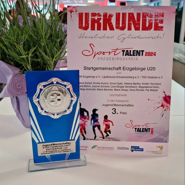 Sporttalent Erzgebirge 2024.

Eingebettet in ein buntes Rahmenprogramm um Ballakrobatik  und Tanzeinlagen fand heute Abend im Fußballstadion von 'Wismut Aue' die Auszeichnungsveranstaltung zur Sporttalentewahl des Jahres 2024 des Kreissportbundes Erzgebirge @ksberz statt.
Nominierte Sportler unsererseits waren: 

Kategorie Nachwuchs weiblich
- Hannah Maneck
- Hanna Schubert
- Pauline Schubert

Kategorie Nachwuchs männlich 
- Julius Stütz

Kategorie Nachwuchs Mannschaft
- Team-DM Mannschaft WU20

Die Mädels landeten einzeln nicht in den Top 10. 
Julius wurde auf Platz 10 gewählt. 
Die Damenmannschaft wurde auf Platz 3 gewählt 🥳.

Wir freuen uns mit allen unseren Athleten über die Nominierung, als Auszeichnung der harten Arbeit 🥵 des vergangenen Jahres und bedanken uns 😘 beim @ksberz für die gelungene Veranstaltung 🥩🥂. 
Eine geile Sache auch mal Sportler aus Kampfsport, Motorsport oder Sportakrobatik, ... im Mittelpunkt stehen zu sehen. 👏

PS: das Gekreische stammt nicht von uns 🤫😏😉

#LV90 
#team 
#Nominierung 
#Ehrung 
#platz3 
#landesverbandsachsen 
#heutemalelegant 
#würdigerrahmen