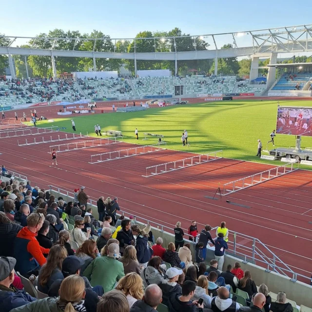 DSC-Meeting in Dresden

Gestern war eine kleine Delegation zu Gast in Dresden und konnte den ersten Wettkampf im neuen Heinz-Steyer-Stadion selbst erleben.

Voran ziehen wir mal direkt ein Fazit: lieber DSC @dsc1898_leichtathletik ihr habt ein geiles neues Stadion! Danke für die Vorbereitung und alles, was da in den letzten Wochen und Monaten gelaufen ist ❤️. Wir freuen uns auf die LM und die DM der Erwachsenen 💪.

In wirklich hochklassigen Wettkämpfen mit vielen richtig guten Ergebnissen haben auch unsere Athleten den Flow und die Stimmung aufsaugen und Topleistungen umsetzen können.

Hannah Maneck - 800m: 
2min 17sek 🔝 PB und Norm DM

Ellena Scherf - 100m:
12,33 sek 🔝 PB und Norm DM
Ellena Scherf - 200m:
Leider Sturz kurz vorm Ziel 😱 dennoch PB und um 1 Hundertstelsekunde die DM-Norm verpasst 😪

Trainingskollegin Magda Huhn @magdas.view @laeuferbund.schwarzenberg - Hürde:
14,29 sek 🔝 PB und DM Norm bestätigt

Julius Stütz - Weit: 
7,03m 🔝 PB und Norm DM

Jerome Düringer - Hürde:
13,91 sek 🔝 PB und Norm U20-EM 💪
Die Qualifikation wird aber erst zur DM entschieden.

#competition 
#wettkampf 
#trackandfield 
#landesverbandsachsen 
#LV90 
#running 
#jumping 
#throwing 
#nachwuchs 
#summeriscalling 
#wewantmore 
#dagehtnochwas 
#letsgo 
#geileatmosphäre 
#heinzfield