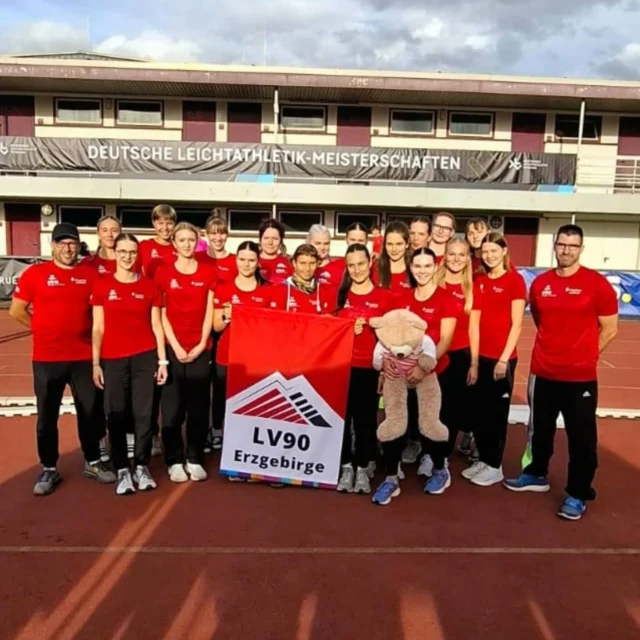 Am 13.09.2025 war wieder Teamstärke von nöten. Wie letztes Jahr war unser Team der WU20 als dritter aller Qualifikationswettkämpfe angetreten. In Leverkusen begann der Tag frühzeitig, kalt und regnerisch. Verletzungsbedingt leicht dezimiert starteten dieses Jahr 'nur' 18 Mädels in den Tag, um sich der nationalen Konkurrenz zu stellen. 
Insgesamt müssen 12 Disziplinen besetzt werden - bei einem Großteil davon kommen jeweils 2 Damen in die Wertung.
Dieser Teammehrkampf bietet viel Spaß, Spannung und Drama. Bei immer mehr aufklarendem Himmel und, ab mittags, Sonnenschein kristallisierte sich schnell heraus, dass es dieses Jahr ein harter und enger Zweikampf um Bronze werden würde.
Nach jeder Disziplin wechselte die Führung zwischen uns und dem Gegner, der LG Rhein-Wied @lgrheinwied , hin und her. 🫣
Bei nahezu gleicher Voraussetzung ging es in den abschließenden Staffellauf. Letztendlich gelang der LG des bessere Finale und so beenden unsere Mädels den Wettkampf knapp geschlagen mit lächerlichen 15 Punkten Rückstand auf P 4️⃣ 😢
Danke an alle Damen für ihren Einsatz 💪.
Nächstes Jahr gern wieder 👌, dann mit einem anderen Ausgang - wie auch immer der aussehen wird 🤔?
Ein Dank geht auch an den TSV Bayer 04 Leverkusen @tsvbayer04_leichtathletik für die hervorragende Organisation und Durchführung des Wettkampfes. 
Das war großer Sport.

#competition
#wettkampf #DM
#deutschemeisterschaften
#dlv
#landesverbandsachsen 
#trackandfield
#LV90 
#nachwuchs 
#athletics 
#team 
#kopfhoch 
#nächtesjahrwieder