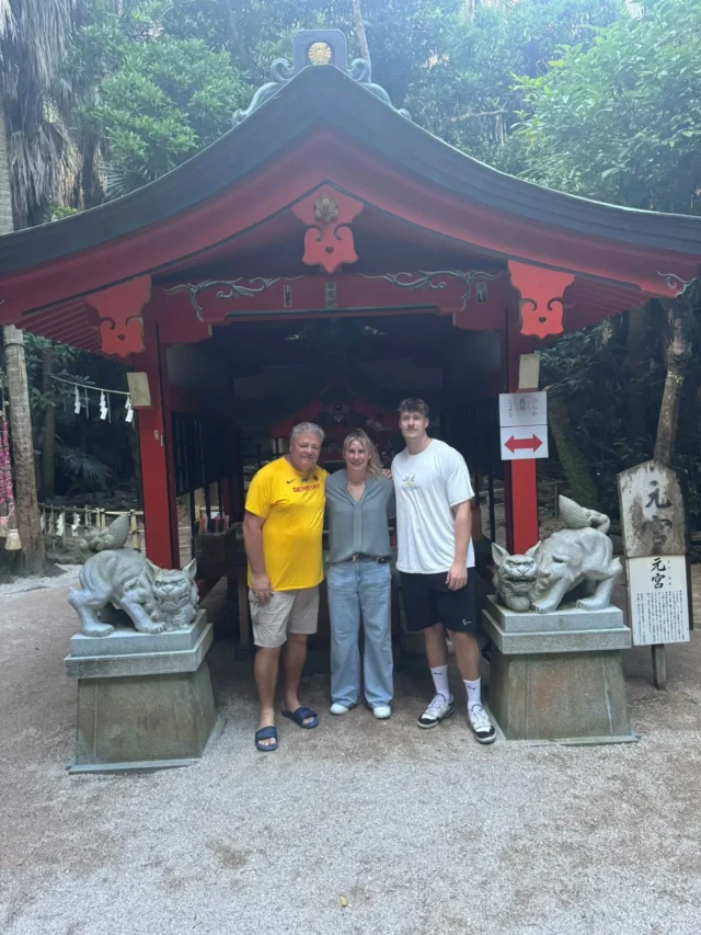 @kathi_maisch und @steven.rchtr schicken zusammen mit Trainier Sven Lang liebe Grüße aus dem Vorbereitungscamp in Miyazaki/ Japan 📬

Bevor es morgen nach Tokio geht, stand heute nochmal ein freier Nachmittag auf dem Plan, was die Drei für einen kurzen Tempelbesuch nutzten 🥰

Wann endlich die Wettkämpfe für beide starten?
Am Samstag, 20.09.2025 !!

💥03:00 Uhr MEZ  Quali Kugelstoßen - Kathi zusammen mit @crazinaa und @yemimagdalena💥

💥03:35 Uhr MEZ Quali Diskus - Steven und @mika.sosna und @_henrikjanssen_ 💥

#wmtokio
#worldathletics 
#championship 
#thrower
#beprepare 
#lv90erzgebirge 
#lv90 
#qualifications

@dlv_online 
@leichtathletikverbandsachsen
