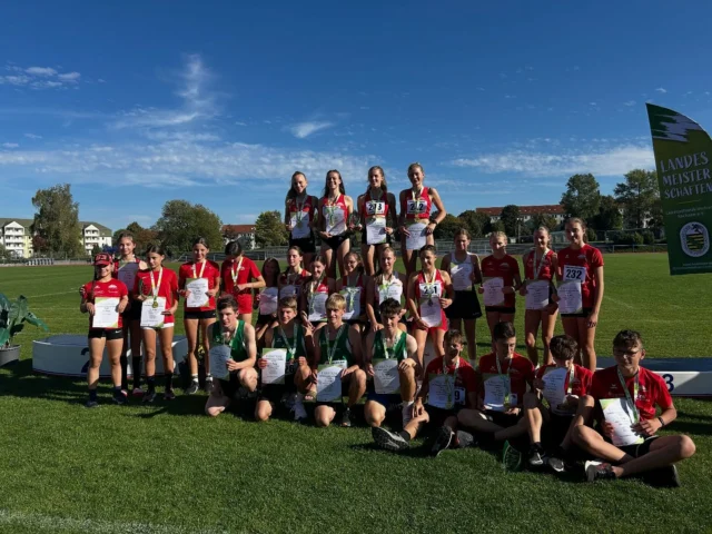✨ Erfolgreiche Landesmeisterschaften Team mit der StG Erzgebirge ✨

🥇 männliche U14
🥇 weibliche U14
🥇 weibliche U16
🥈 weibliche U16
🥉 männliche U16
4️⃣ weibliche U14

Ein starker Wettkampf von allen Athleten 💪🏼

#team #oneteamonedream #leichtathletik #athletics